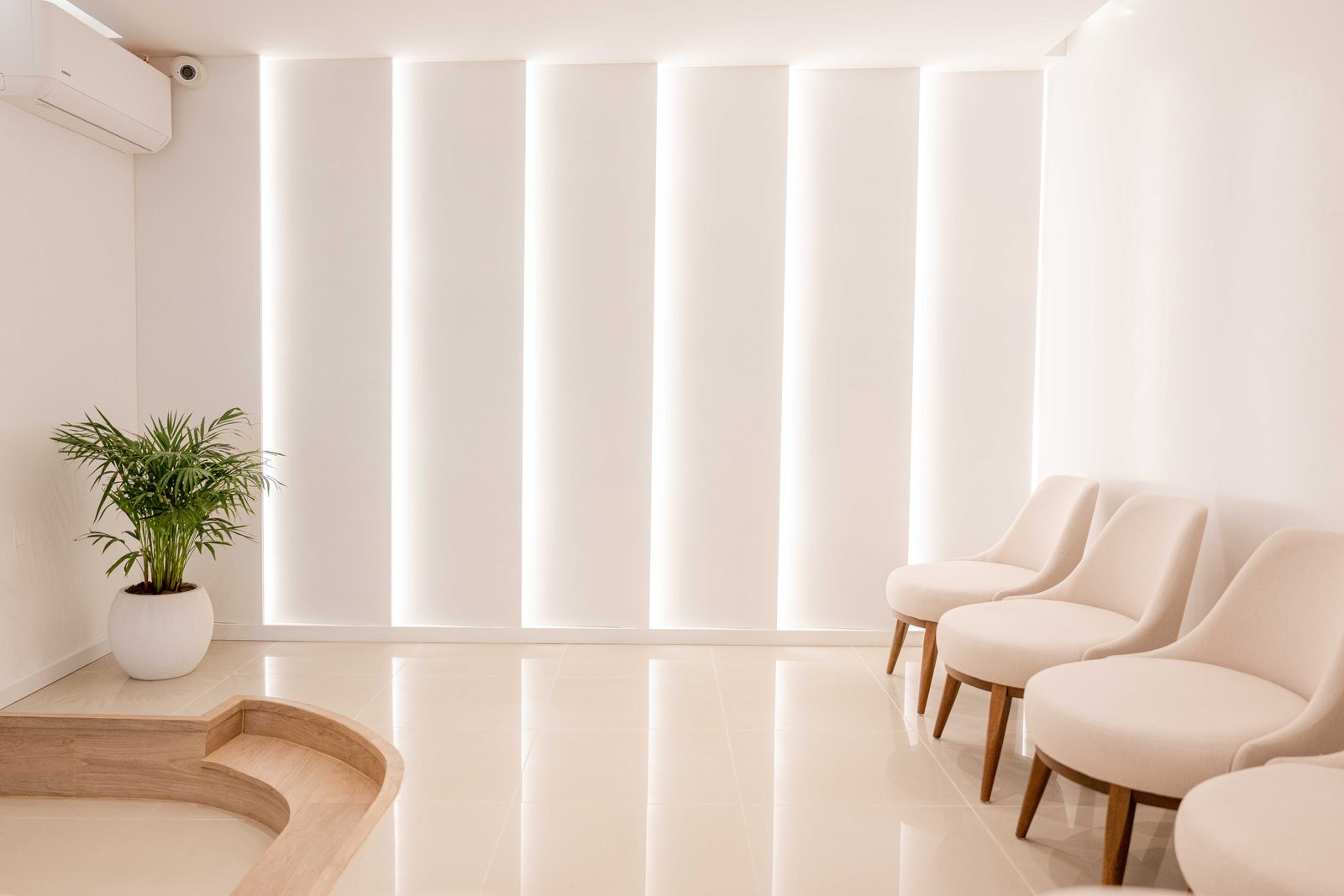 Sala de espera de la clínica Sonrisa, luminosa y minimalista